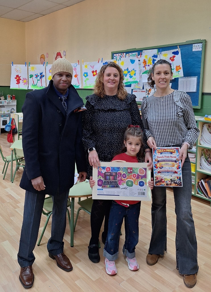 Foto de Entrega de premio a la ganadora del Concurso del Marcapáginas